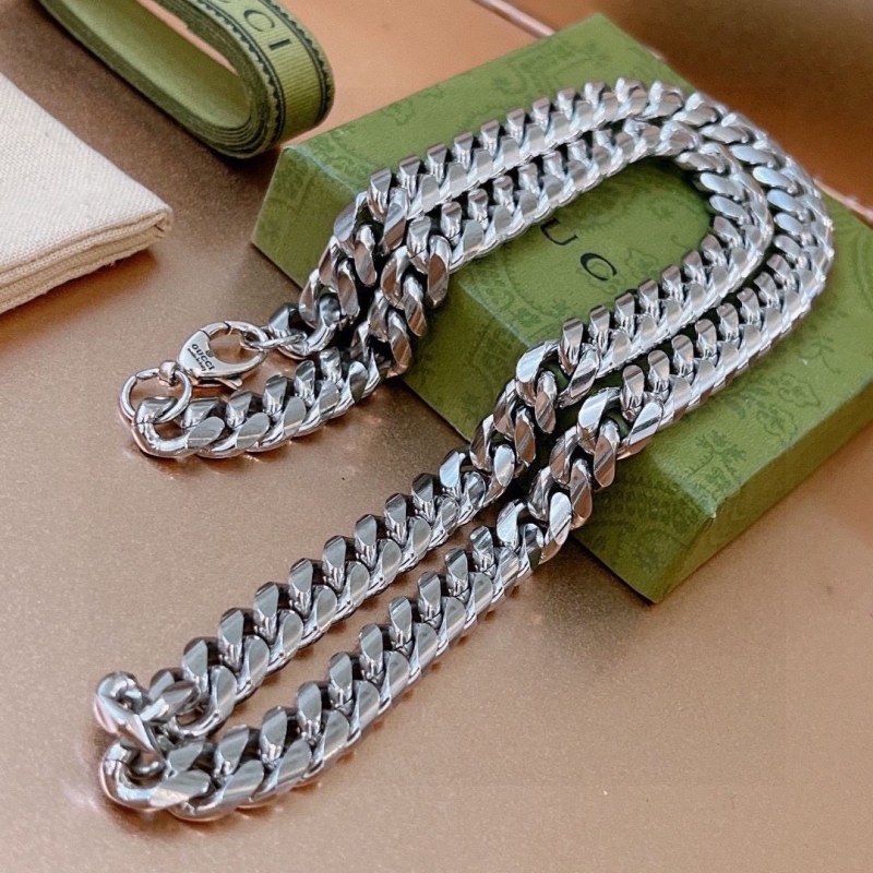 G*u*i necklaces